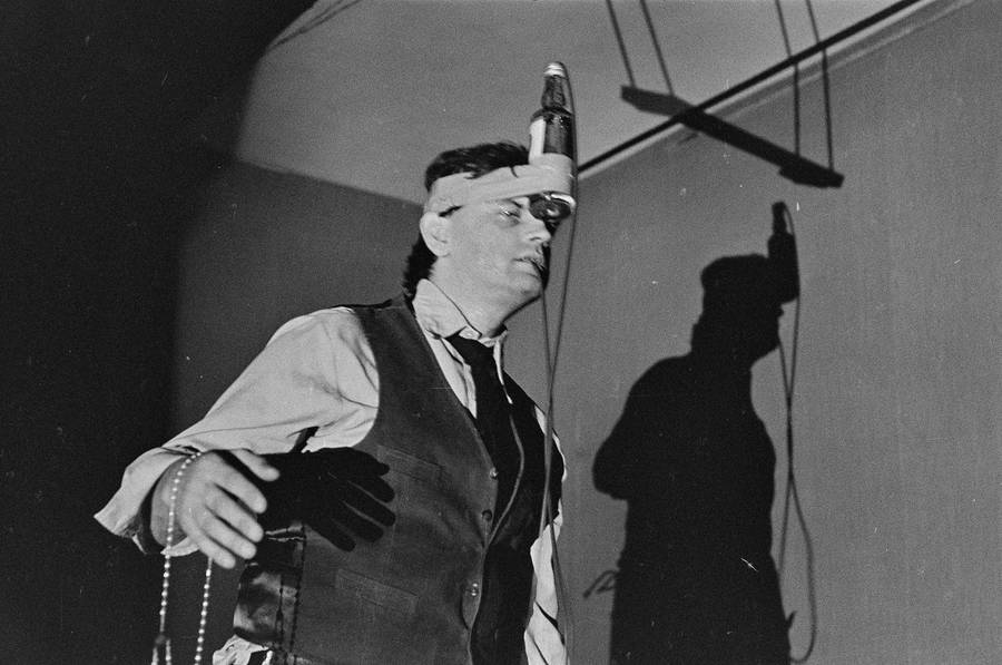 Władysław Kaźmierczak, performans, Galeria Stodoła, Warszawa, 1986