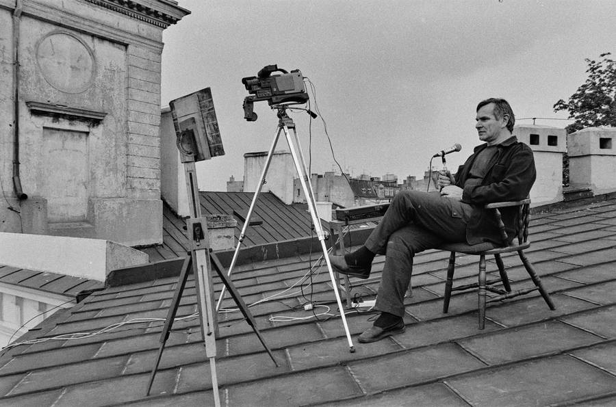 Akcja &bdquo;Video Oko&rdquo;, J&oacute;zef Robakowski, w ramach &bdquo;Hotelu Sztuki&rdquo; Andrzeja Partuma, Ł&oacute;dź, 1990