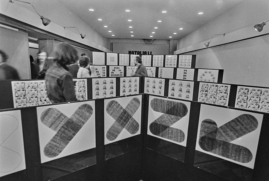 Natalia LL, &bdquo;Sztuka konsumpcyjna&rdquo;, wystawa i projekcja film&oacute;w, Galeria Wsp&oacute;łczesna, Warszawa 1975