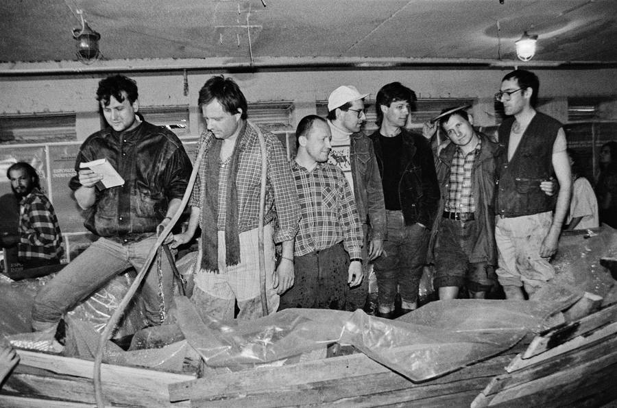 Wystawa &bdquo;Lochy Manhattanu, czyli sztuka innych medi&oacute;w&rdquo;, garaże, Ł&oacute;dź, 1989