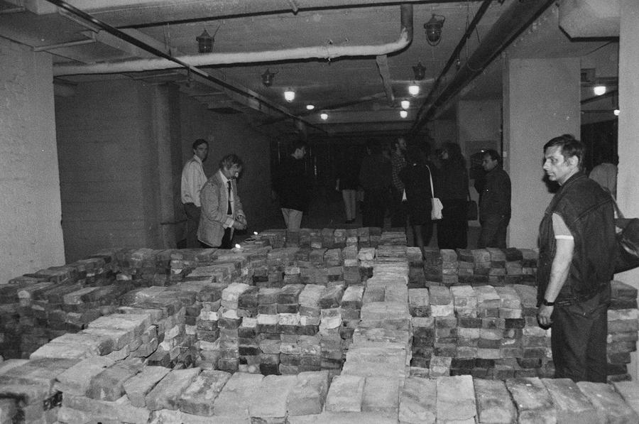 Wystawa &bdquo;Lochy Manhattanu, czyli sztuka innych medi&oacute;w&rdquo;, garaże, Ł&oacute;dź, 1989