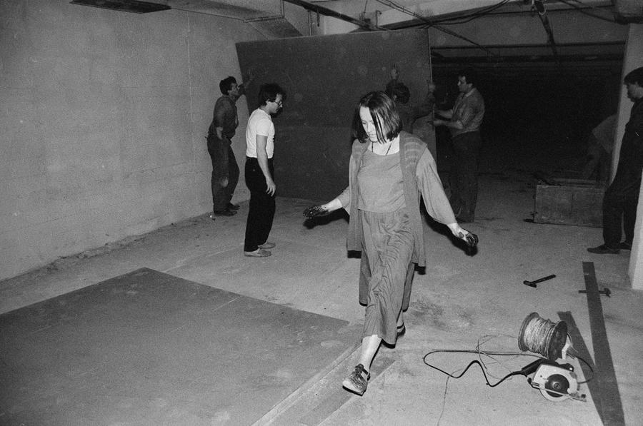 Wystawa &bdquo;Lochy Manhattanu, czyli sztuka innych medi&oacute;w&rdquo;, garaże, Ł&oacute;dź, 1989