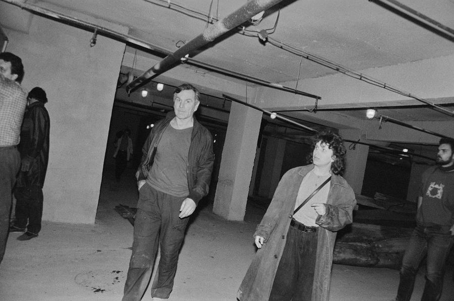 Wystawa &bdquo;Lochy Manhattanu, czyli sztuka innych medi&oacute;w&rdquo;, garaże, Ł&oacute;dź, 1989