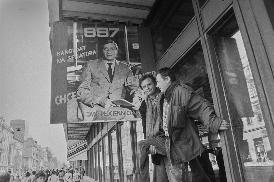 Wystawa &bdquo;Lochy Manhattanu, czyli sztuka innych medi&oacute;w&rdquo;, garaże, Ł&oacute;dź, 1989