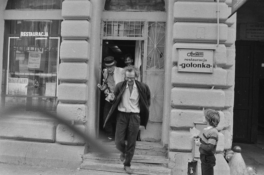 Wystawa &bdquo;Lochy Manhattanu, czyli sztuka innych medi&oacute;w&rdquo;, garaże, Ł&oacute;dź, 1989