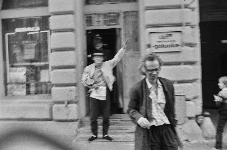 Wystawa &bdquo;Lochy Manhattanu, czyli sztuka innych medi&oacute;w&rdquo;, garaże, Ł&oacute;dź, 1989