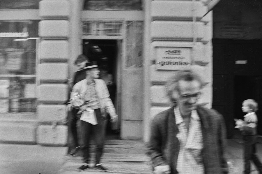 Wystawa &bdquo;Lochy Manhattanu, czyli sztuka innych medi&oacute;w&rdquo;, garaże, Ł&oacute;dź, 1989