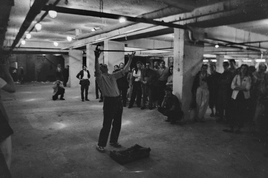 Wystawa &bdquo;Lochy Manhattanu, czyli sztuka innych medi&oacute;w&rdquo;, garaże, Ł&oacute;dź, 1989