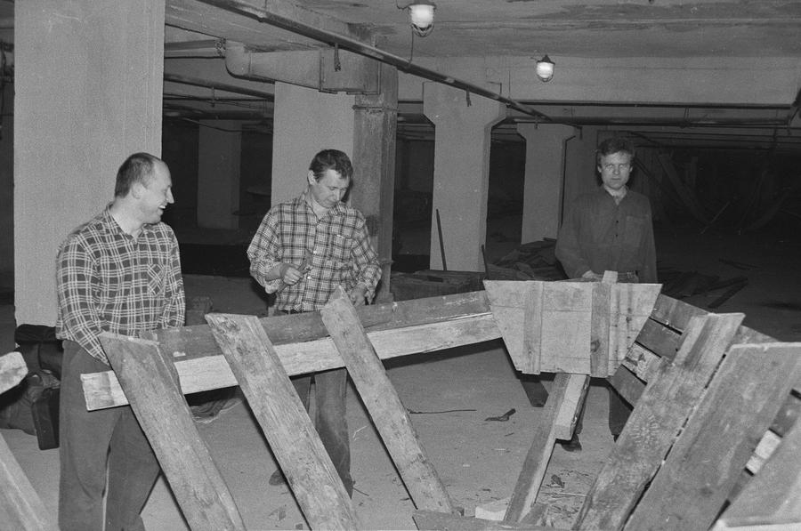 Wystawa &bdquo;Lochy Manhattanu, czyli sztuka innych medi&oacute;w&rdquo;, garaże, Ł&oacute;dź, 1989