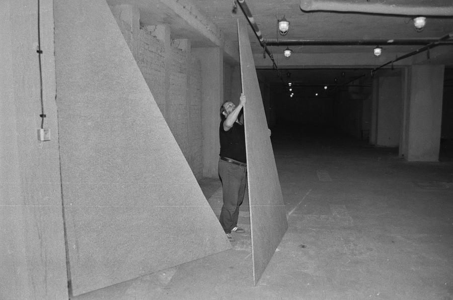 Wystawa &bdquo;Lochy Manhattanu, czyli sztuka innych medi&oacute;w&rdquo;, garaże, Ł&oacute;dź, 1989