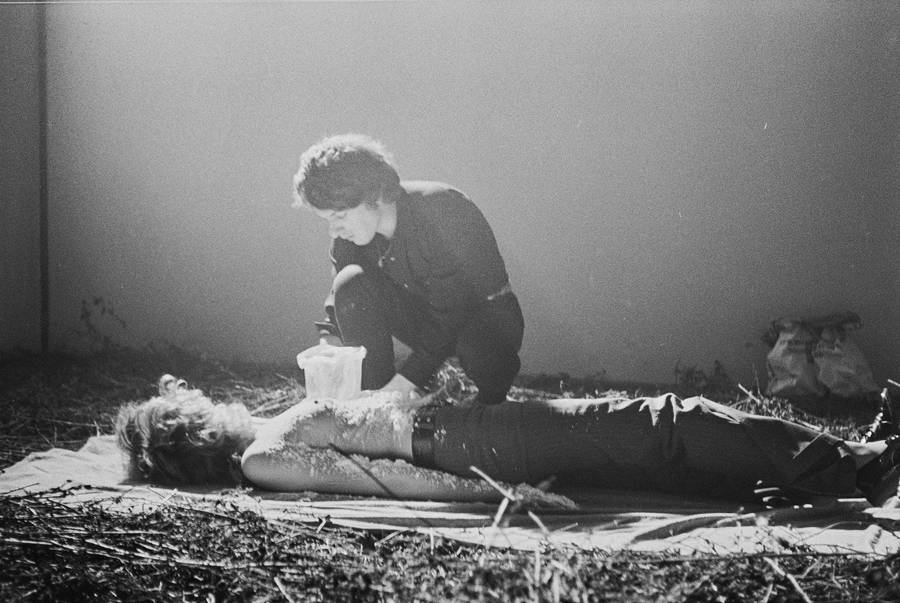 Krzysztof Zarębski, performans &bdquo;Kwiaty&rdquo;, Liga Kobiet, Warszawa, 1971
