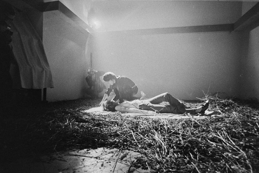 Krzysztof Zarębski, performans &bdquo;Kwiaty&rdquo;, Liga Kobiet, Warszawa, 1971