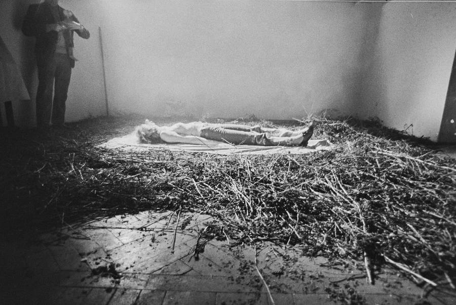 Krzysztof Zarębski, performans &bdquo;Kwiaty&rdquo;, Liga Kobiet, Warszawa, 1971