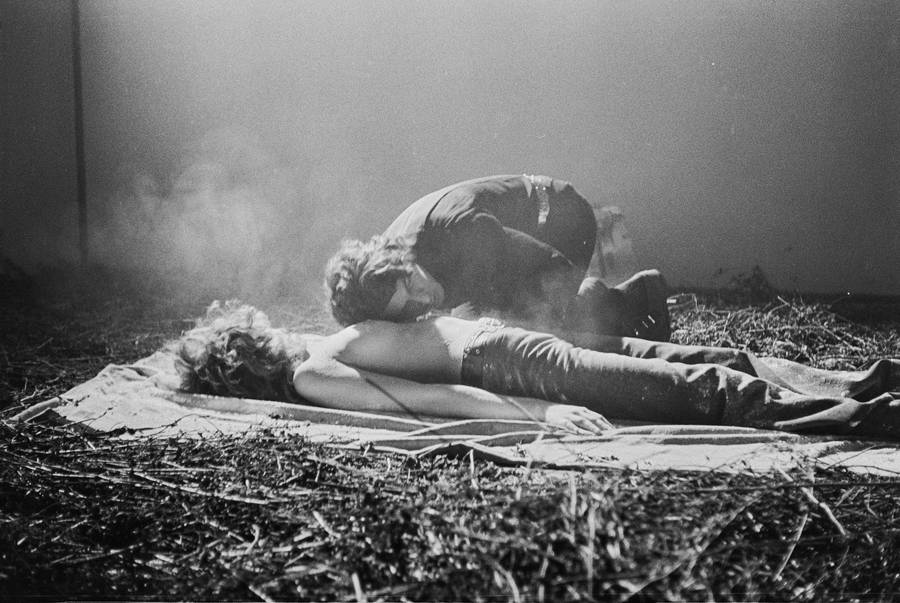 Krzysztof Zarębski, performans &bdquo;Kwiaty&rdquo;, Liga Kobiet, Warszawa, 1971