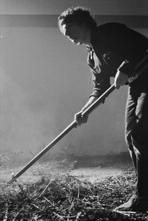 Krzysztof Zarębski, performans &bdquo;Kwiaty&rdquo;, Liga Kobiet, Warszawa, 1971