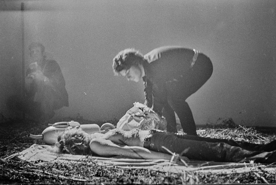 Krzysztof Zarębski, performans &bdquo;Kwiaty&rdquo;, Liga Kobiet, Warszawa, 1971