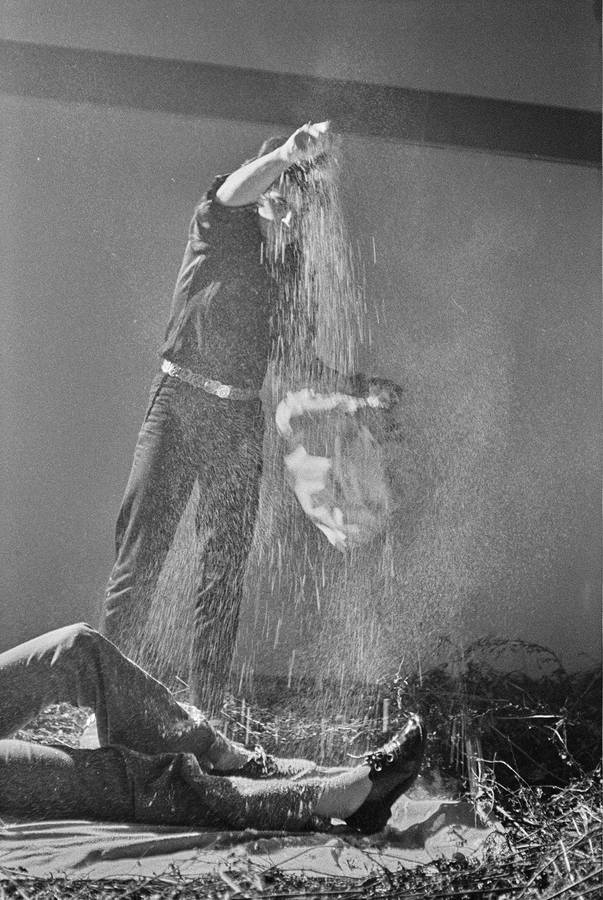 Krzysztof Zarębski, performans &bdquo;Kwiaty&rdquo;, Liga Kobiet, Warszawa, 1971