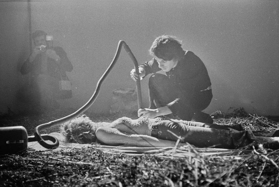 Krzysztof Zarębski, performans &bdquo;Kwiaty&rdquo;, Liga Kobiet, Warszawa, 1971