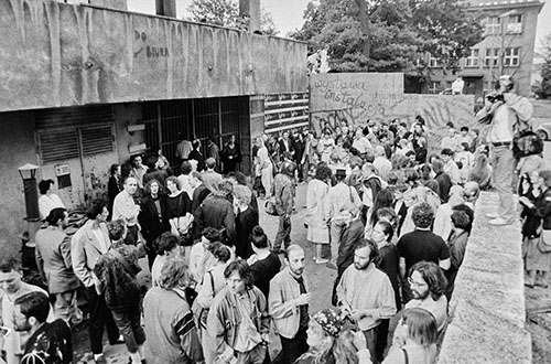 Wystawa &bdquo;Lochy Manhattanu, czyli sztuka innych mediów&rdquo;, garaże, Łódź, 1989