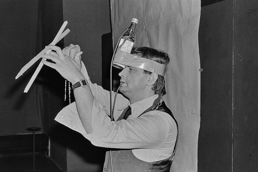 Władysław Kaźmierczak, performans, Galeria Stodoła, Warszawa, 1986