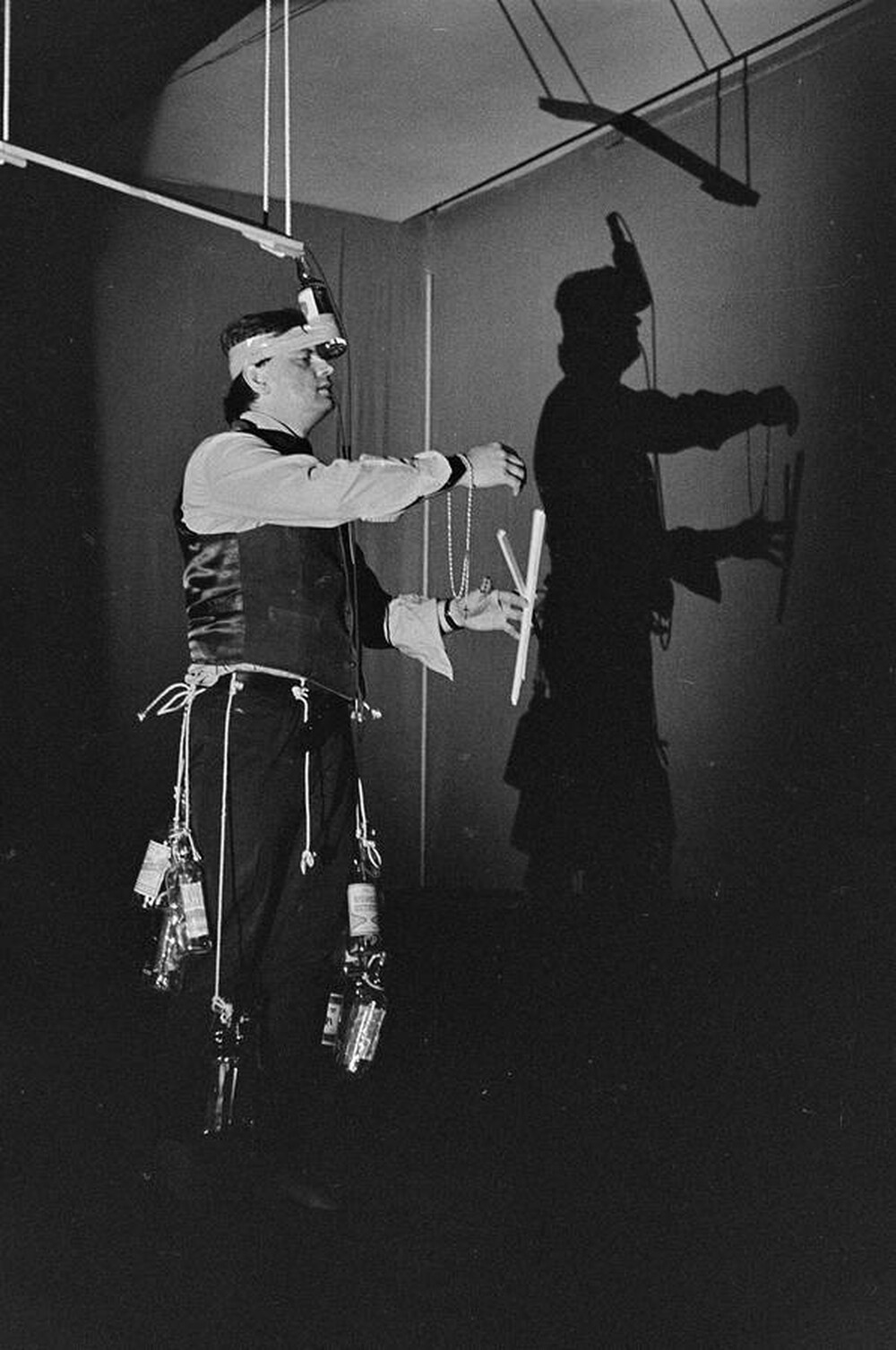 Władysław Kaźmierczak, performance, Stodoła Gallery, Warsaw, 1986