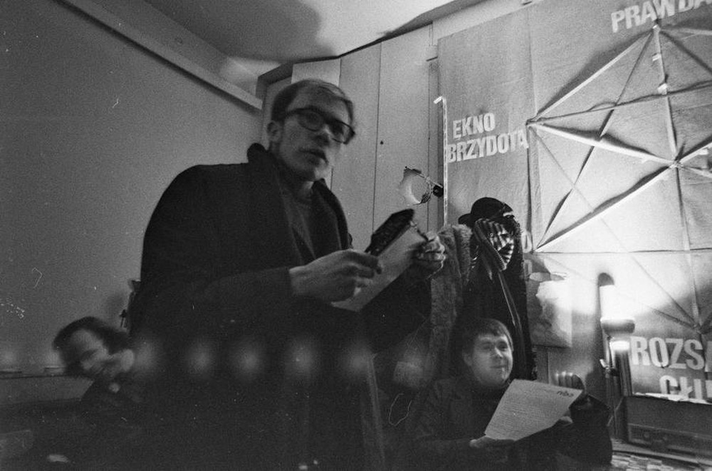 Andrzej Partum, "Stench", Repassage Gallery, Warsaw, 1977
