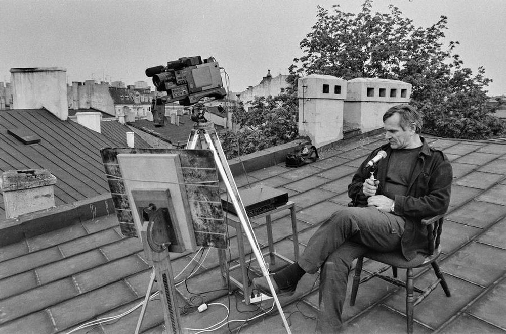 Akcja „Video Oko”, Józef Robakowski, w ramach „Hotelu Sztuki” Andrzeja Partuma, Łódź, 1990