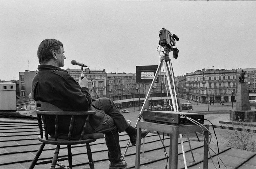 Akcja „Video Oko”, Józef Robakowski, w ramach „Hotelu Sztuki” Andrzeja Partuma, Łódź, 1990