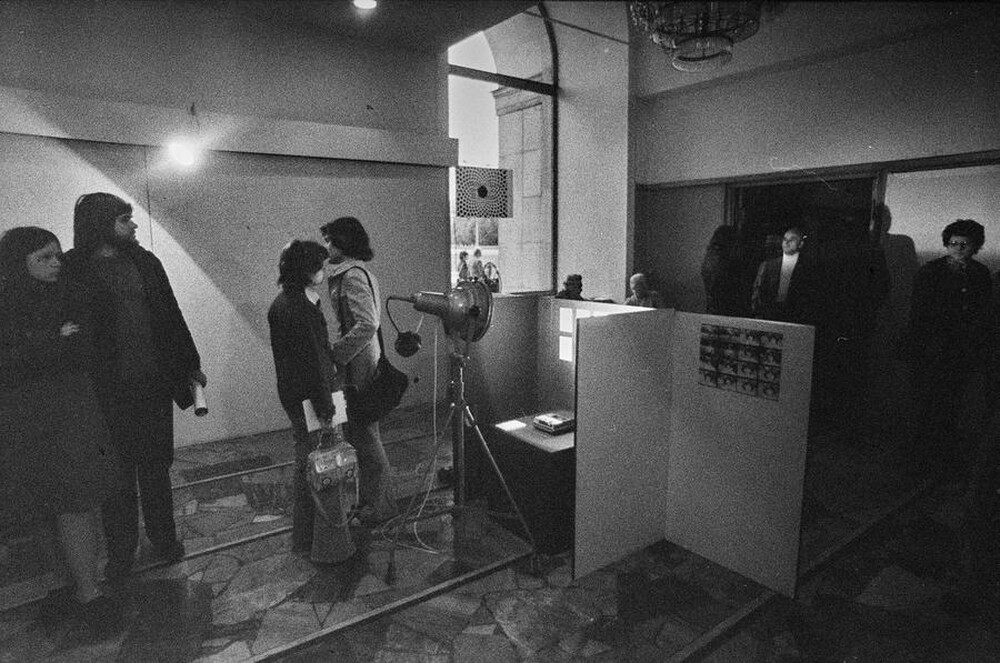 Natalia LL, &bdquo;Sztuka konsumpcyjna&rdquo;, wystawa i projekcja film&oacute;w, Galeria Wsp&oacute;łczesna, Warszawa 1975