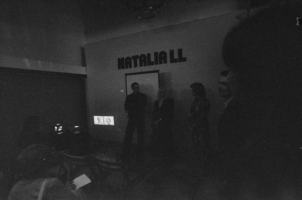 Natalia LL, &bdquo;Sztuka konsumpcyjna&rdquo;, wystawa i projekcja film&oacute;w, Galeria Wsp&oacute;łczesna, Warszawa 1975