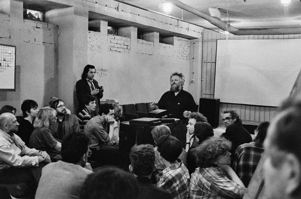 Wystawa &bdquo;Lochy Manhattanu, czyli sztuka innych medi&oacute;w&rdquo;, garaże, Ł&oacute;dź, 1989