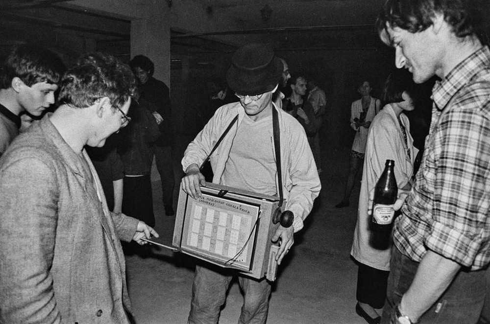 Wystawa „Lochy Manhattanu, czyli sztuka innych mediów”, garaże, Łódź, 1989