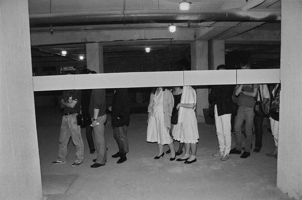 Wystawa &bdquo;Lochy Manhattanu, czyli sztuka innych medi&oacute;w&rdquo;, garaże, Ł&oacute;dź, 1989