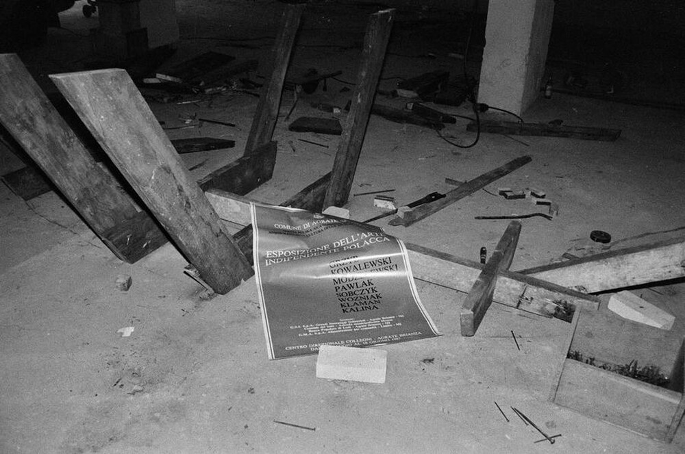 Wystawa &bdquo;Lochy Manhattanu, czyli sztuka innych medi&oacute;w&rdquo;, garaże, Ł&oacute;dź, 1989