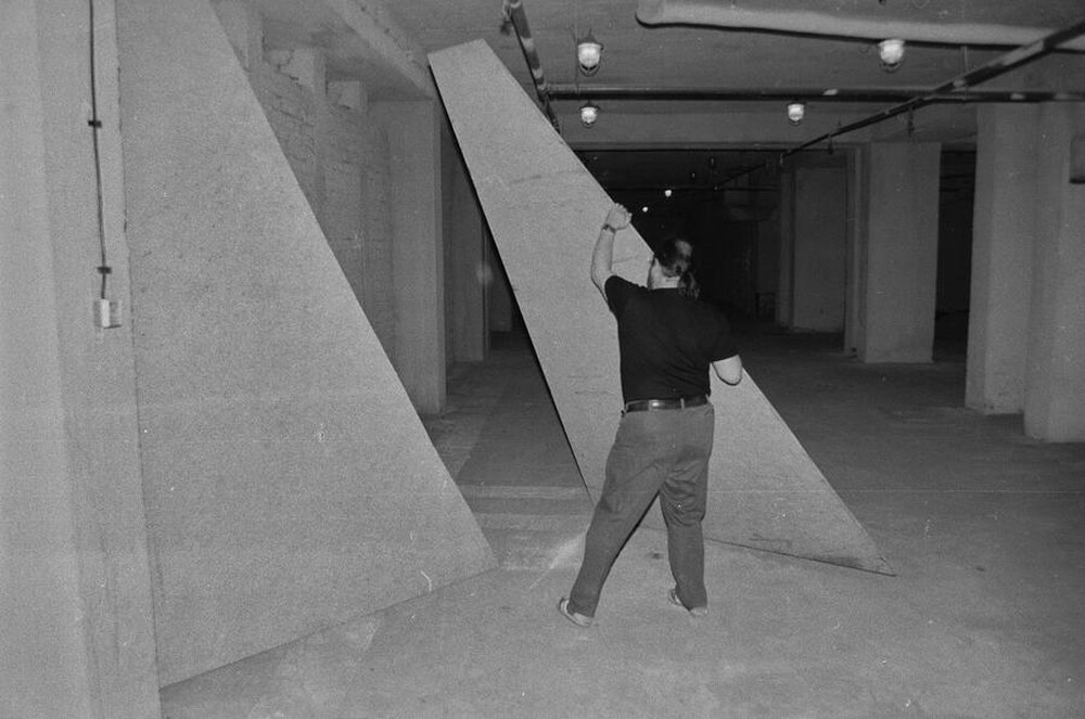 Wystawa &bdquo;Lochy Manhattanu, czyli sztuka innych medi&oacute;w&rdquo;, garaże, Ł&oacute;dź, 1989