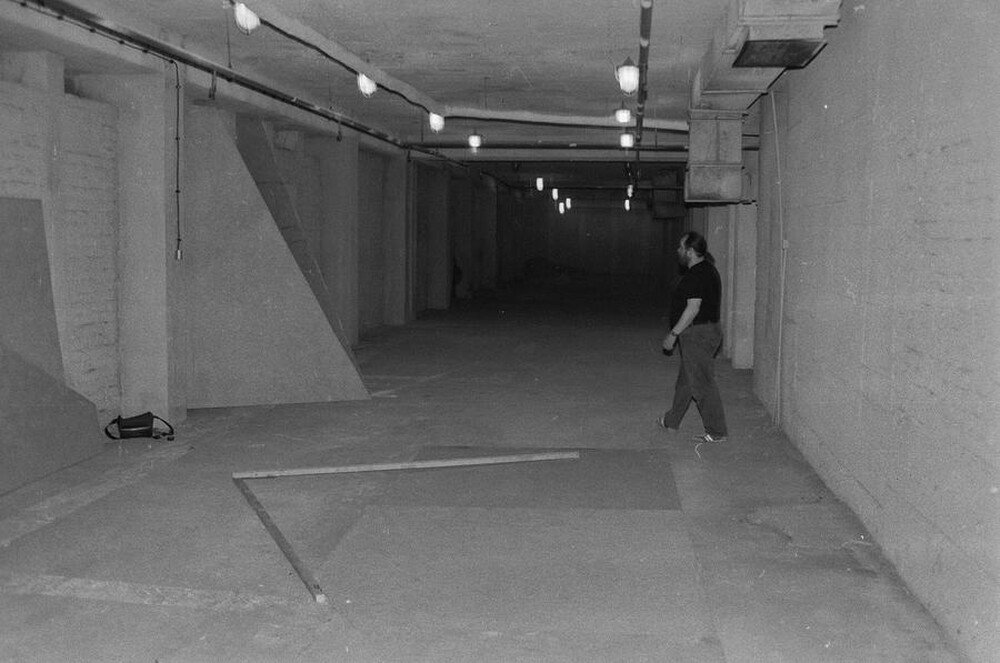 Wystawa &bdquo;Lochy Manhattanu, czyli sztuka innych medi&oacute;w&rdquo;, garaże, Ł&oacute;dź, 1989