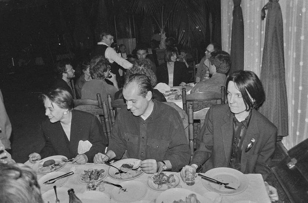 Wystawa &bdquo;Lochy Manhattanu, czyli sztuka innych medi&oacute;w&rdquo;, garaże, Ł&oacute;dź, 1989