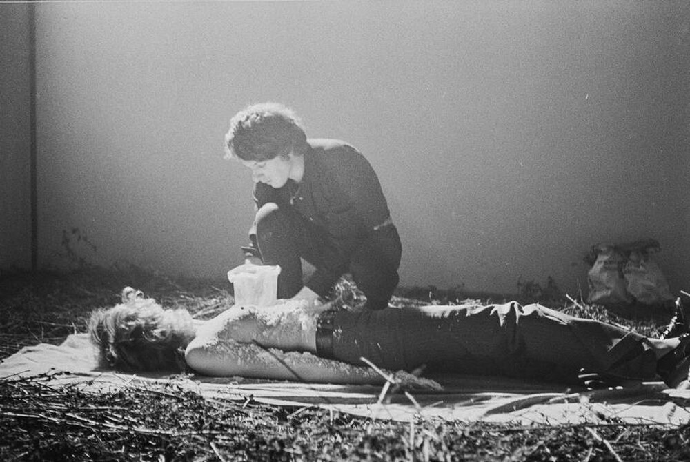 Krzysztof Zarębski, performans &bdquo;Kwiaty&rdquo;, Liga Kobiet, Warszawa, 1971