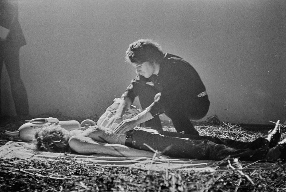 Krzysztof Zarębski, performans &bdquo;Kwiaty&rdquo;, Liga Kobiet, Warszawa, 1971