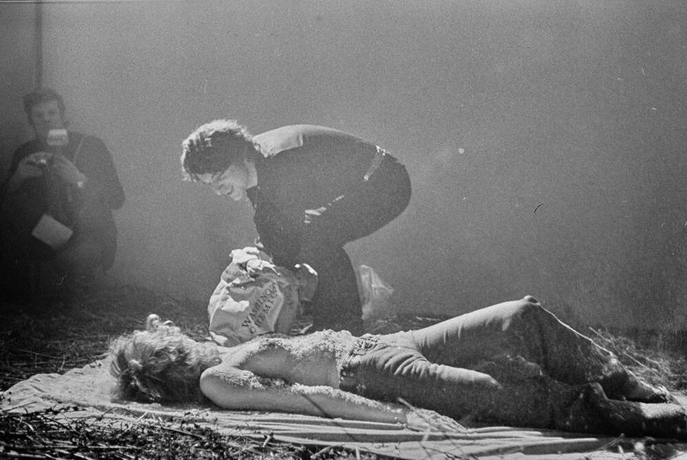 Krzysztof Zarębski, performans &bdquo;Kwiaty&rdquo;, Liga Kobiet, Warszawa, 1971