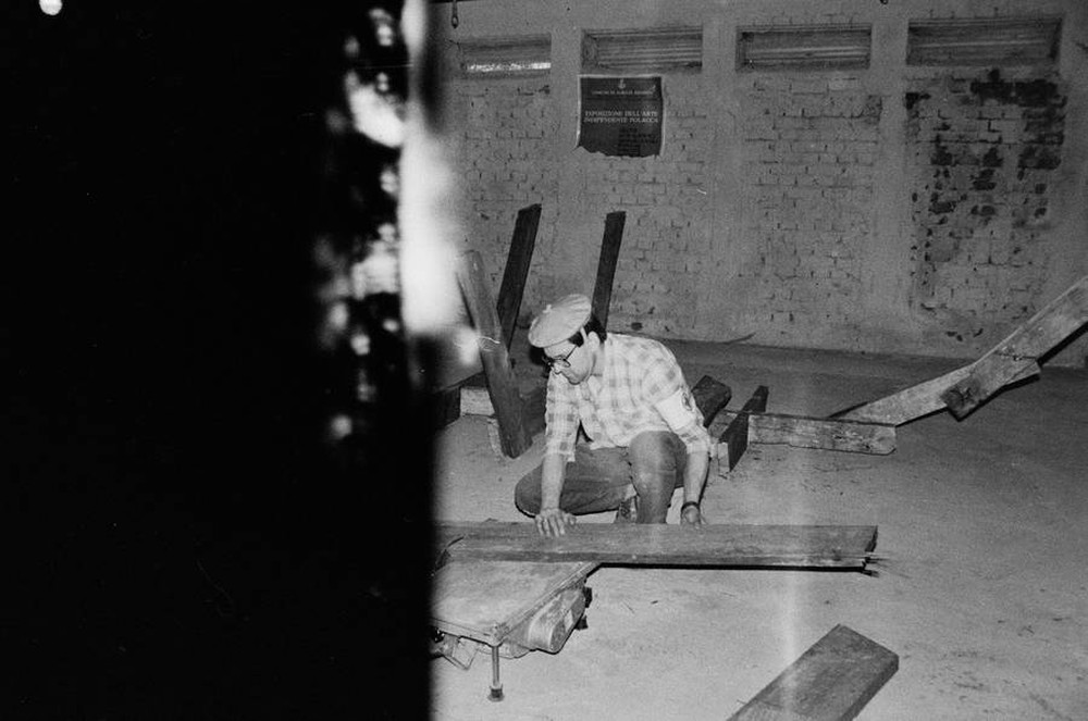 Wystawa &bdquo;Lochy Manhattanu, czyli sztuka innych medi&oacute;w&rdquo;, garaże, Ł&oacute;dź, 1989