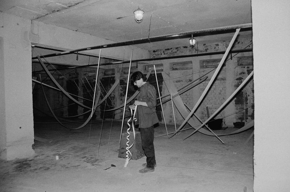 Wystawa „Lochy Manhattanu, czyli sztuka innych mediów”, garaże, Łódź, 1989