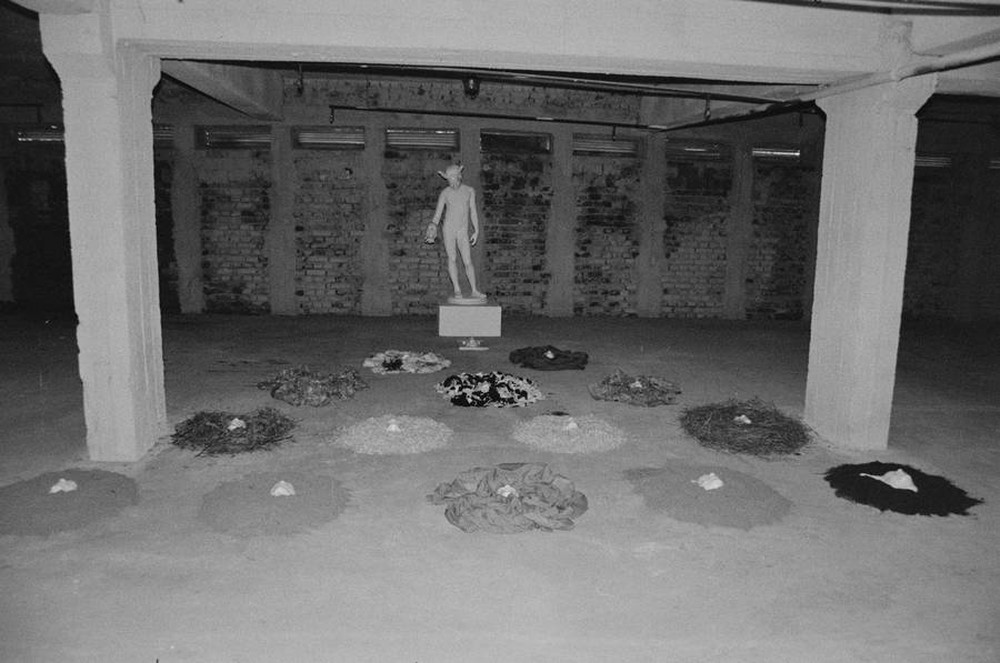 Wystawa &bdquo;Lochy Manhattanu, czyli sztuka innych medi&oacute;w&rdquo;, garaże, Ł&oacute;dź, 1989