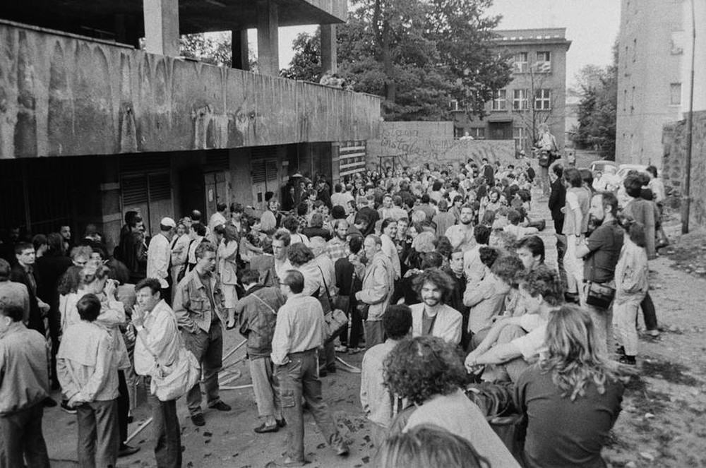 Wystawa &bdquo;Lochy Manhattanu, czyli sztuka innych medi&oacute;w&rdquo;, garaże, Ł&oacute;dź, 1989