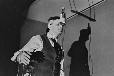 Władysław Kaźmierczak, performans, Galeria Stodoła, Warszawa, 1986