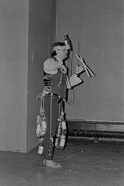 Władysław Kaźmierczak, performans, Galeria Stodoła, Warszawa, 1986