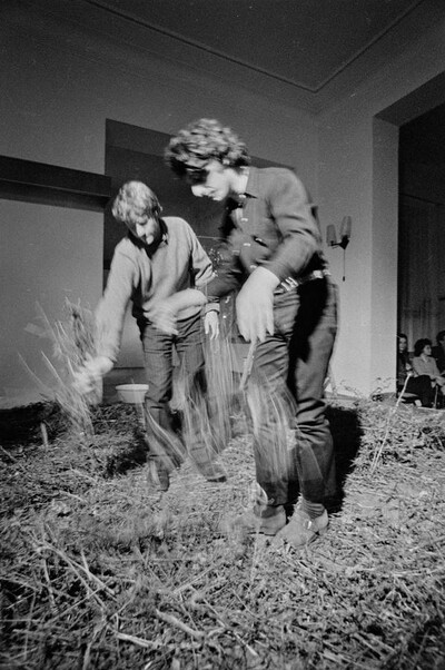 Krzysztof Zarębski, performans &bdquo;Kwiaty&rdquo;, Liga Kobiet, Warszawa, 1971