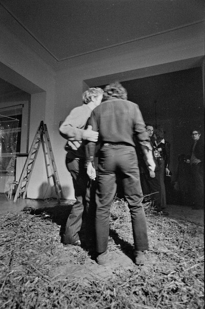 Krzysztof Zarębski, performans &bdquo;Kwiaty&rdquo;, Liga Kobiet, Warszawa, 1971