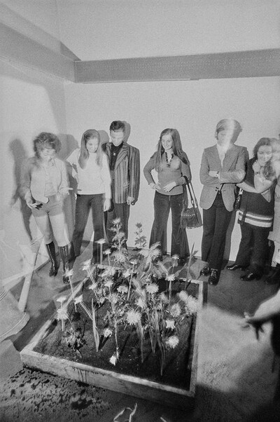 Krzysztof Zarębski, performans &bdquo;Kwiaty&rdquo;, Liga Kobiet, Warszawa, 1971