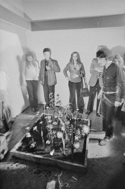 Krzysztof Zarębski, performans &bdquo;Kwiaty&rdquo;, Liga Kobiet, Warszawa, 1971